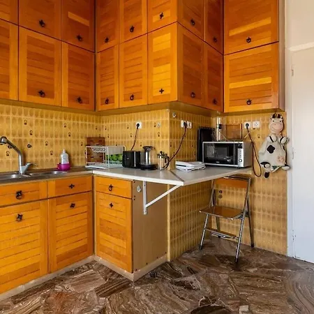 Three Bedroom Spacious Near Acropolis Apartment *